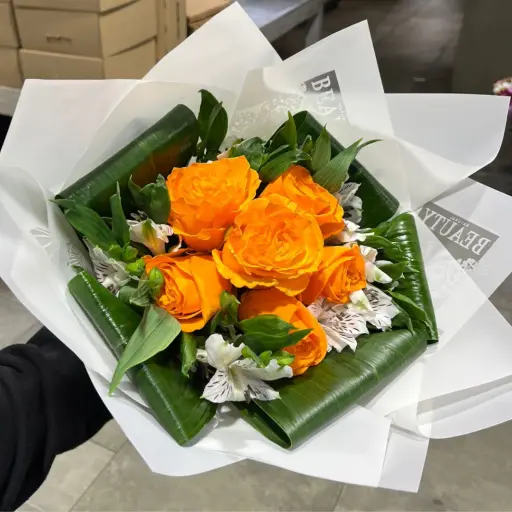 ramo de 6 rosas naranjas con papel coreano